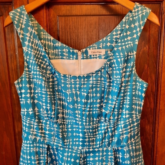 Calvin Klein retro mod print blue & white sleeveless fit and flare midi dress - Picture 4 of 11